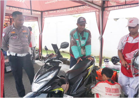 Polres Purbalingga menyelenggarakan servis kendaraan dan pemeriksaan kesehatan gratis bagi pengemudi ojek online (ojol) dan buruh.