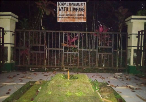 Watu Lumpang menyimpan cerita masa lampau nan kental.Keberadaan situs ini menjadi bagian tak terpisahkan dari sejarah Desa Selakambang Watu Lumpang menyimpan cerita masa lampau nan kental.Keberadaan situs ini menjadi bagian tak terpisahkan dari sejarah Desa Selakambang