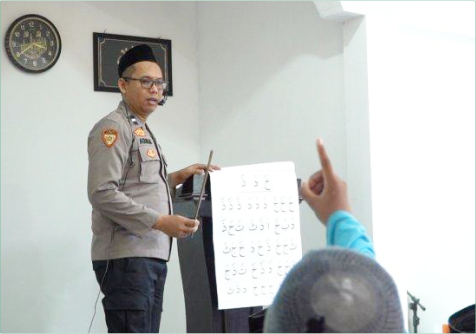 Aipda Agus Miswanto saat memberikan pembelajaran di Majelis Taklim Munajat dan Sholawat Nduwur Kali Daruttaqwa berlokasi di Desa Brobot, Kecamatan Bojongsari.