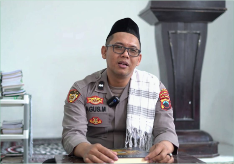 Aipda Agus Miswanto, Pendiri dan Pengasuh Majelis Taklim Munajat dan Sholawat Nduwur Kali Daruttaqwa berlokasi di Desa Brobot, Kecamatan Bojongsari