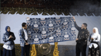 Bupati Purbalingga Fahmi M Hanif meresmikan Batik Naga Tapa menjadi batik khas Kabupaten Purbalingga dalam acara “Symphony Batik Purbalingga 2025” sebagai momen puncak perayaan Hari Batik Nasional Tahun 2025 di Alun-alun Purbalingga, Sabtu 25 Oktober 2025. Bupati Purbalingga Fahmi M Hanif meresmikan Batik Naga Tapa menjadi batik khas Kabupaten Purbalingga dalam acara “Symphony Batik Purbalingga 2025” sebagai momen puncak perayaan Hari Batik Nasional Tahun 2025 di Alun-alun Purbalingga, Sabtu 25 Oktober 2025.
