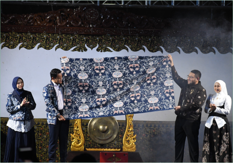 Bupati Purbalingga Fahmi M Hanif meresmikan Batik Naga Tapa menjadi batik khas Kabupaten Purbalingga dalam acara “Symphony Batik Purbalingga 2025” sebagai momen puncak perayaan Hari Batik Nasional Tahun 2025 di Alun-alun Purbalingga, Sabtu 25 Oktober 2025. Bupati Purbalingga Fahmi M Hanif meresmikan Batik Naga Tapa menjadi batik khas Kabupaten Purbalingga dalam acara “Symphony Batik Purbalingga 2025” sebagai momen puncak perayaan Hari Batik Nasional Tahun 2025 di Alun-alun Purbalingga, Sabtu 25 Oktober 2025.