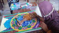 Peserta Lomba Mata Pelajaran Pendidikan Agama Islam dan Seni Islami (MAPSI) mengikuti mata lomba Kaligrafi. Sumber foto: merdekajayapos.com Peserta Lomba Mata Pelajaran Pendidikan Agama Islam dan Seni Islami (MAPSI) mengikuti mata lomba Kaligrafi. Sumber foto: merdekajayapos.com