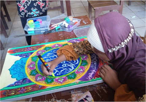 Peserta Lomba Mata Pelajaran Pendidikan Agama Islam dan Seni Islami (MAPSI) mengikuti mata lomba Kaligrafi. Sumber foto: merdekajayapos.com Peserta Lomba Mata Pelajaran Pendidikan Agama Islam dan Seni Islami (MAPSI) mengikuti mata lomba Kaligrafi. Sumber foto: merdekajayapos.com