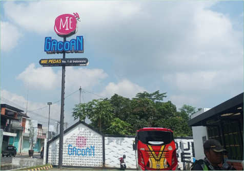 Mi Gacoan Purbalingga berada di Jalan Letnan Achmad Nur Nomor 12, Kauman, Purbalingga Lor  Lokasinya sangat strategis, aksesnya juga mudah karena berada jalur utama kota. Mi Gacoan Purbalingga berada di Jalan Letnan Achmad Nur Nomor 12, Kauman, Purbalingga Lor Lokasinya sangat strategis, aksesnya juga mudah karena berada jalur utama kota.