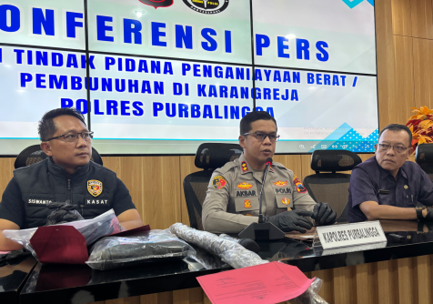 Konferensi pers kasus pembunuhan anak terhadap ayah kandungnya di Mapolres Purbalingga, Jumat 7 November 2025.