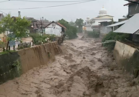 Bencana banjir bandang dahsyat dari Sungai Keruh dan Sungai Kalierang yang meluap. Banjir bandang menerjang dan menyapu permukiman Kecamatan Bumiayu dan Kecamatan Sirampog, Sabtu sore 8 November 2025.