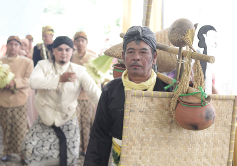 Begalan Purbalingga, tari tradisional yang terancam punah. Menyajikan ritual saat prosesi pernikahan, simbol nasihat rumah tangga.