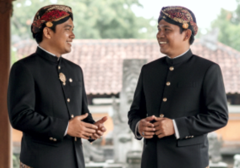 MAHKOTA WIBAWA LELAKI JAWA.Orang Jawa memakai blangkon pada berbagai kegiatan penting dan mempunyai makna filosofis yang kuat, melambangkan pandai menyimpan rahasia dan aib. MAHKOTA WIBAWA LELAKI JAWA.Orang Jawa memakai blangkon pada berbagai kegiatan penting dan mempunyai makna filosofis yang kuat, melambangkan pandai menyimpan rahasia dan aib.