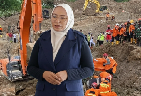 Bupati Banjarnegara dr. Amalia Desiana saat meninjau langsung lokasi pembangunan Situkung Bupati Banjarnegara dr. Amalia Desiana saat meninjau langsung lokasi pembangunan Situkung