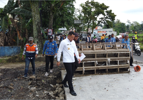 Bupati Purbalingga, Fahmi Muhammad Hanif melakukan monitoring intensif terhadap sejumlah proyek pemeliharaan dan peningkatan jalan yang tengah terlaksana tahun ini, Senin 17 November 2025. Bupati Purbalingga, Fahmi Muhammad Hanif melakukan monitoring intensif terhadap sejumlah proyek pemeliharaan dan peningkatan jalan yang tengah terlaksana tahun ini, Senin 17 November 2025.