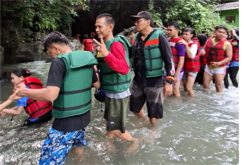 Selama aktivitas, peserta wajib mengikuti instruksi pemandu guna memastikan keselamatan.