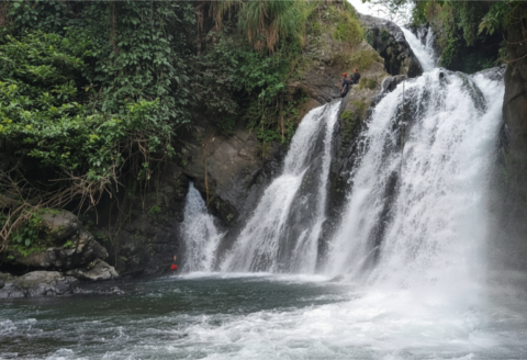 Masyarakat desa itu menamai Curug  ini Maratangga. Nama tersebut muncul karena air yang jatuh tidak langsung menghantam dasar, melainkan melewati serangkaian tingkatan, menyerupai undakan tangga.