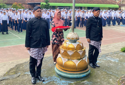 Upacara bendera Hari Guru Nasional 2025 kali ini berbeda, karena para petugas upacara bukan murid, melainkan Bapak Ibu guru SMP Negeri 2 Kalimanah yang mengambil alih seluruh tugas upacara, di sekolahan itu, Selasa 25 November 2025. Upacara bendera Hari Guru Nasional 2025 kali ini berbeda, karena para petugas upacara bukan murid, melainkan Bapak Ibu guru SMP Negeri 2 Kalimanah yang mengambil alih seluruh tugas upacara, di sekolahan itu, Selasa 25 November 2025.