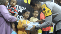 Kapolres Purbalingga, AKBP Achmad Akbar memberikan santunan kepada anak yatim piatu saat memperingati HUT ke-80 Korps Brimob Polri, di Gedung Andrawina Owabong, Selasa 18 November 2025