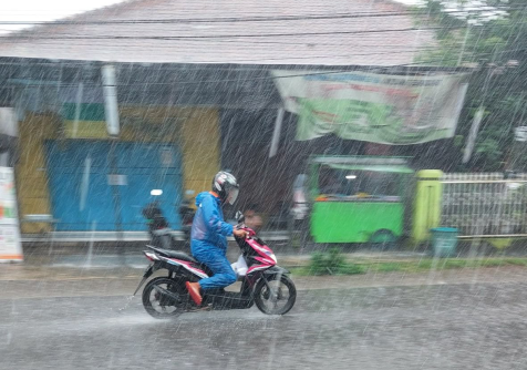 Hujan Ringan Siang Hingga Sore. Sumber Foto: id.pinterest.com Hujan Ringan Siang Hingga Sore. Sumber Foto: id.pinterest.com