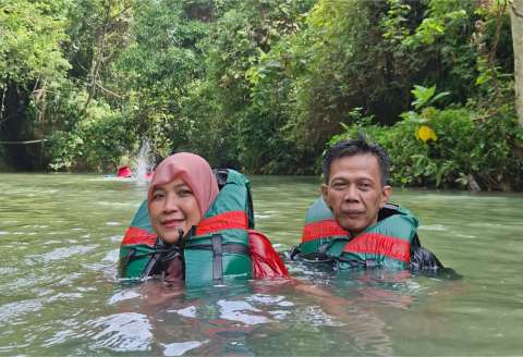Mengapung mengikuti arus melintasi hutan dan gua alami selama hampir dua jam.