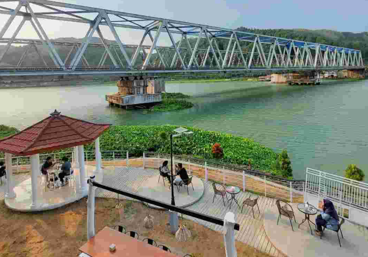 Lagu Di Tepinya Sungai Serayu ini bukan sekadar melodi, melainkan sebuah warisan abadi dari seorang maestro musik Indonesia asal Banyumas, R. Soetedja Poerwodibroto. Lagu Di Tepinya Sungai Serayu ini bukan sekadar melodi, melainkan sebuah warisan abadi dari seorang maestro musik Indonesia asal Banyumas, R. Soetedja Poerwodibroto.