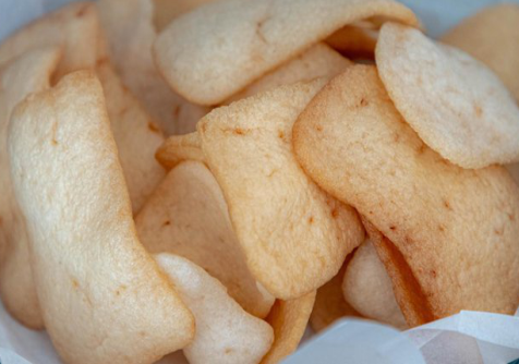 Kerupuk Tulang Lele ini punya karakteristik renyah luar biasa dan rasa gurih alami. Inovasi ini menjadikan tulang lele, yang kaya kalsium, makanan ringan sehat.