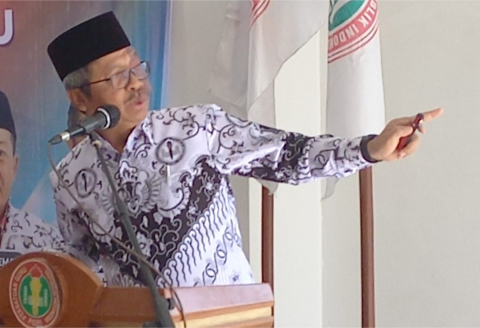 Ketua PGRI Jawa Tengah, Muhdi memaparkan alasan mendasar penolakan tersebut. PGRI melihat kebijakan sekolah lima hari saat ini jauh lebih tepat