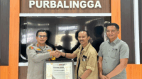 Ketua Konsep, Fajar Tri Pamudji menyerahkan penghargaan prestisius tersebut, kepada Kapolres Purbalingga, AKBP Achmad Akbar, di Mapolres Purbalingga pada Kamis, 20 November 2025.