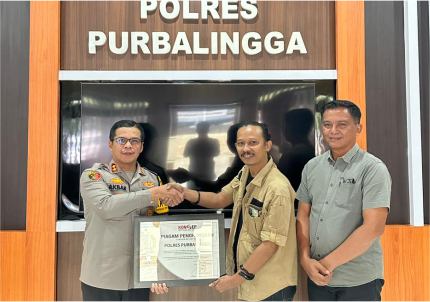 Ketua Konsep, Fajar Tri Pamudji menyerahkan penghargaan prestisius tersebut, kepada Kapolres Purbalingga, AKBP Achmad Akbar, di Mapolres Purbalingga pada Kamis, 20 November 2025.