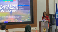 Koordinator Pusat Riset Transportasi dan Pengembangan Wilayah Lembaga Penelitian dan Pengabdian Kepada Masyarakat (Korpusris TPW LPPM Unsoed), Ir. Probo Hardini, S.T., M.T. , S.T., M.T., Ph.D saat paparan konsepsi pengembangan wilayah, di Ballroom Lt. 5 Gedung Integrated Academic Building (IAB) Unsoed Purwokerto, Rabu 19 November 2025