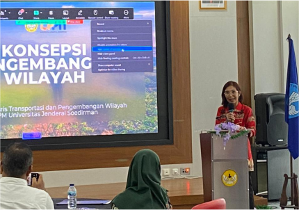 Koordinator Pusat Riset Transportasi dan Pengembangan Wilayah Lembaga Penelitian dan Pengabdian Kepada Masyarakat (Korpusris TPW LPPM Unsoed), Ir. Probo Hardini, S.T., M.T. , S.T., M.T., Ph.D saat paparan konsepsi pengembangan wilayah, di Ballroom Lt. 5 Gedung Integrated Academic Building (IAB) Unsoed Purwokerto, Rabu 19 November 2025