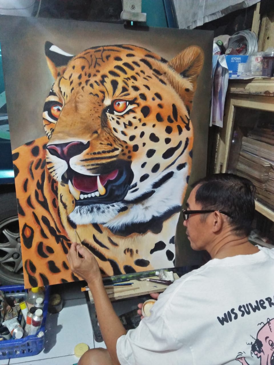 Edi melukis menggunakan bulu ayam. Tekniknya, kuas untuk mengaplikasikan cat, lalu bulu ayam asli akan ia tempelkan langsung untuk menciptakan tekstur dan warna alaminya seperti cokelat atau warna asli bulu lainnya.