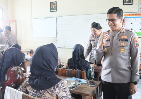 Kapolres Purbalingga AKBP Achmad Akbar memastikan Program Makan Bergizi Gratis (MBG) berjalan lancar di SMA Muhammadiyah 1 Purbalingga pada Kamis, 6 November 2025.