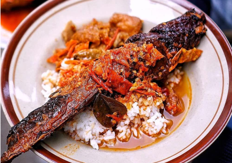 Mangut Lele punya cita rasa sangat kuat kolaborasi pedas, gurih, dengan sedikit sentuhan asap. Sensasi pedas dan aroma asapnya sungguh menggugah selera.