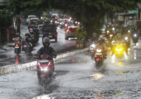 Masyarakat sebaiknya membawa perlengkapan pelindung hujan Masyarakat sebaiknya membawa perlengkapan pelindung hujan