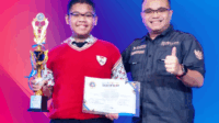 Muhammad Rasya Athaya bersama Widyatmoko sang ayah usai menerima penghargaan Juara 1 Lomba Membuat Game Edukasi jenjang SMP/MTs dalam ajang bergengsi Olimpiade TIK – Informatika Nasional (OTN) ke-7 tahun 2025.