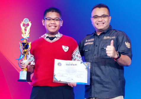 Muhammad Rasya Athaya bersama Widyatmoko sang ayah usai menerima penghargaan Juara 1 Lomba Membuat Game Edukasi jenjang SMP/MTs dalam ajang bergengsi Olimpiade TIK – Informatika Nasional (OTN) ke-7 tahun 2025. Muhammad Rasya Athaya bersama Widyatmoko sang ayah usai menerima penghargaan Juara 1 Lomba Membuat Game Edukasi jenjang SMP/MTs dalam ajang bergengsi Olimpiade TIK – Informatika Nasional (OTN) ke-7 tahun 2025.