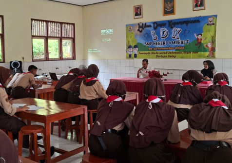 Organisasi Siswa Intra Sekolah (OSIS) SMP Negeri 4 Mrebet menyelenggarakan Latihan Dasar Kepemimpinan (LDK) bagi pengurus periode tahun tahun 2025/2026 yang menghadirkan pemateri, Mahendra Yudhi Krisnha, wartawan media online tabloidelemen.com, di sekolah itu, Jumat 14 November 2025.