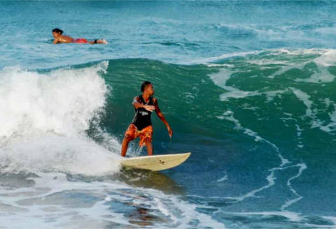 Ombak Baru Karas cocok untuk peselancar pemula maupun profesional. Pengunjung dapat menyewa papan selancar