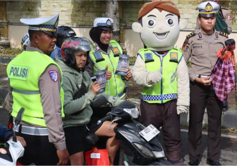 Polres Purbalingga Sosialisasikan Operasi Zebra Candi dengan Badut dan Wayang Polres Purbalingga Sosialisasikan Operasi Zebra Candi dengan Badut dan Wayang