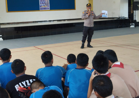 Jajaran Polsek Padamara Polres Purbalingga memberikan menyosialisasikan tahapan Penerimaan Murid Baru (PMB) SMA Kemala Taruna Bhayangkara kepada 265 murid kelas 9 SMP Negeri 1 Padamara, Jumat 7 November 2025. Jajaran Polsek Padamara Polres Purbalingga memberikan menyosialisasikan tahapan Penerimaan Murid Baru (PMB) SMA Kemala Taruna Bhayangkara kepada 265 murid kelas 9 SMP Negeri 1 Padamara, Jumat 7 November 2025.