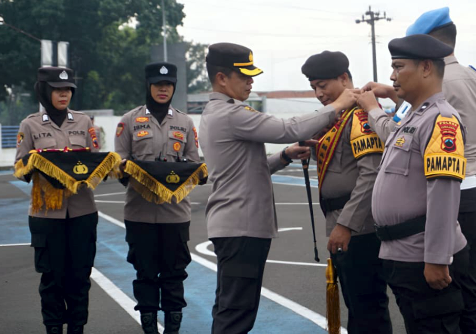 Kapolres Purbalingga AKBP Achmad Akbar mengambil apel jam pimpinan sekaligus pengukuhan Pamapta dan pemberian penghargaan kepada sejumlah personel berprestasi, di halaman Satpas Polres Purbalingga, Selasa 4 November 2025. Kapolres Purbalingga AKBP Achmad Akbar mengambil apel jam pimpinan sekaligus pengukuhan Pamapta dan pemberian penghargaan kepada sejumlah personel berprestasi, di halaman Satpas Polres Purbalingga, Selasa 4 November 2025.