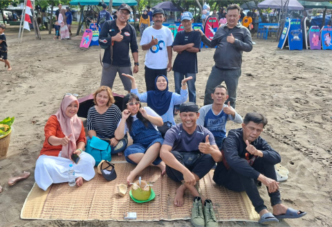 Ikapero lintas angkatan mewujudkan momen hangatnya kebersamaan melalui perjalanan wisata bersama ke Pangandaran, Jawa Barat.