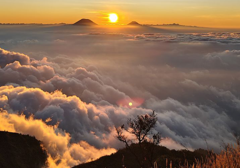 Pegunungan Hujan Petir. Sumber Foto: id.pinterest.com Pegunungan Hujan Petir. Sumber Foto: id.pinterest.com