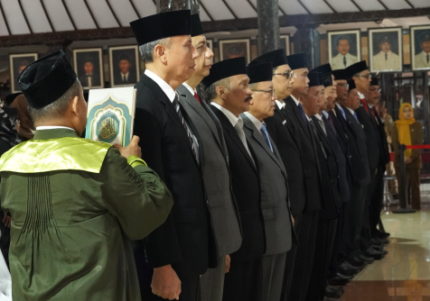 Sebanyak 16 Pejabat Pimpinan Tinggi Pratama atau Eselon II resmi mengambil sumpah dalam acara yang digelar di Pendopo Dipokusumo, Senin 3 November 2025. Sebanyak 16 Pejabat Pimpinan Tinggi Pratama atau Eselon II resmi mengambil sumpah dalam acara yang digelar di Pendopo Dipokusumo, Senin 3 November 2025.