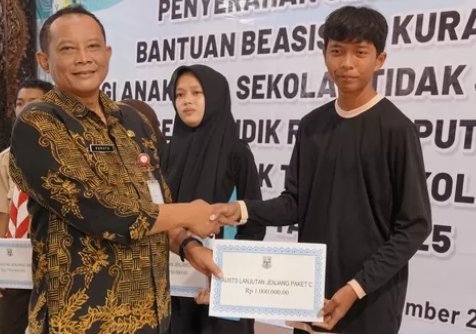 Asisten Pemerintahan dan Kesra Sekda Purbalingga, Suroto, melakukan penyaluran secara simbolis di Pendapa Dipokusumo. Asisten Pemerintahan dan Kesra Sekda Purbalingga, Suroto, melakukan penyaluran secara simbolis di Pendapa Dipokusumo.