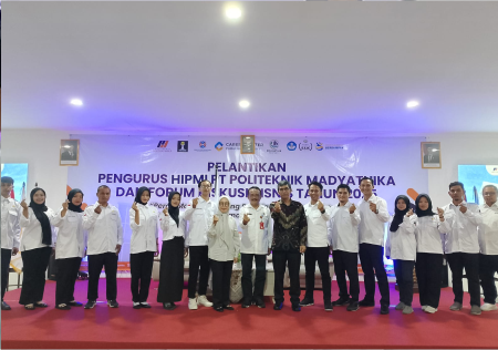 Direktur Politeknik Madyathika, Taufik Dwi Laksono bersama Staf Ahli Bupati Purbalingga Bidang Pemerintahan dan Kemasyarakatan, Tri Gunawan Setyadi dan jajaran Badan Pengurus Harian Himpunan Pengusaha Muda Indonesia Perguruan Tinggi (BPH HIPMI PT), Politeknik Madyathika Purbalingga masa bakti tahun 2025 -2026 usai pelantikan di auditorium lantai 3 Politeknik Madyathika Purbalingga, Selasa 18 November 2025