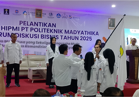 Ketua Umum BPC HIPMI Purbalingga, Rhobi Cahyandi memberikan pataka kepada Ketua Umum HIPMI PT Politeknik Madyathika Purbalingga masa bakti tahun 2025 -2026, Muhammad Kamil Khoirulmuna, usai pelantikan di auditorium lantai 3 Politeknik Madyathika Purbalingga, Selasa 18 November 2025. Ketua Umum BPC HIPMI Purbalingga, Rhobi Cahyandi memberikan pataka kepada Ketua Umum HIPMI PT Politeknik Madyathika Purbalingga masa bakti tahun 2025 -2026, Muhammad Kamil Khoirulmuna, usai pelantikan di auditorium lantai 3 Politeknik Madyathika Purbalingga, Selasa 18 November 2025.