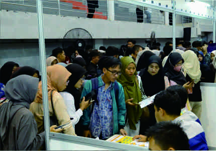 Ribuan pencari kerja memadati GOR Indoor Sasana Krida Perwira pada Purbalingga Job Fair 2025, Rabu 19 November 2025.