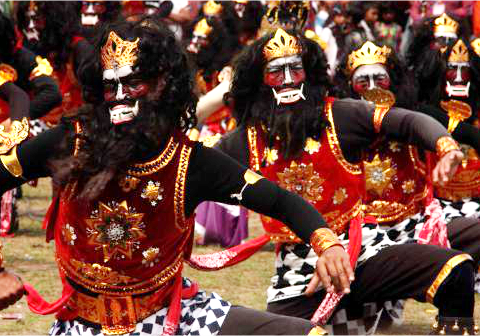 Rampak Yaksa Wonosobo merupakan tari kolosal menggambarkan kekuatan pasukan raksasa atau yaksa. Rampak Yaksa Wonosobo merupakan tari kolosal menggambarkan kekuatan pasukan raksasa atau yaksa.