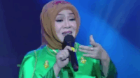 Penyanyi Ratih Purwasih melantunkan lagu "Antara Benci Dan Rindu" yang terkenal dalam khazanah musik pop Indonesia. Penyanyi Ratih Purwasih melantunkan lagu "Antara Benci Dan Rindu" yang terkenal dalam khazanah musik pop Indonesia.