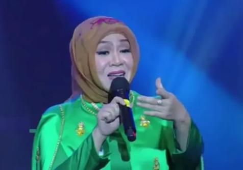 Penyanyi Ratih Purwasih melantunkan lagu "Antara Benci Dan Rindu" yang terkenal dalam khazanah musik pop Indonesia.