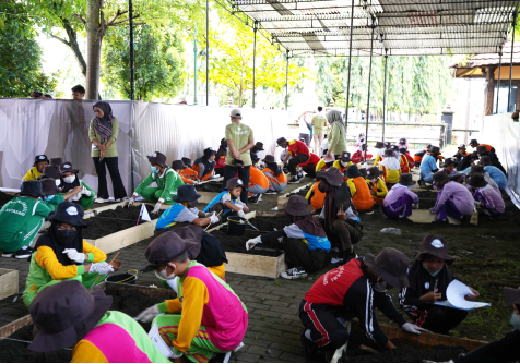 SD Negeri 1 Losari Rembang tampil gemilang menjadi Juara I Lomba Arkelog Cilik Museum Prof. Dr. R. Soegarda Poerbakawatja Purbalingga, di pelataran museum, Selasa, 11 November 2025. SD Negeri 1 Losari Rembang tampil gemilang menjadi Juara I Lomba Arkelog Cilik Museum Prof. Dr. R. Soegarda Poerbakawatja Purbalingga, di pelataran museum, Selasa, 11 November 2025.